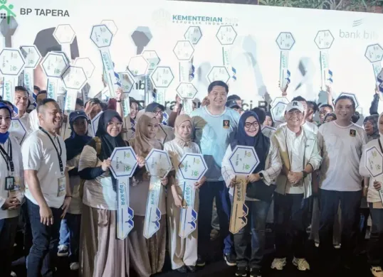Menteri Perumahan dan Pemukiman Indonesia Maruar Sirati serahkan secara simbolis kunci kepada 100 debitur dari bank bjb Pembiayaan  Kredit Pemilikan Rumah Sejahtera FLPP di Provinsi Jawa Barat. (Sumber: Dok. bank bjb)