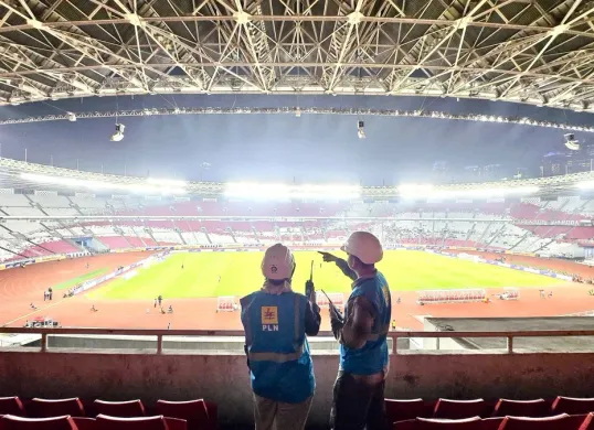 Petugas PLN tengah melakukan pengecekan sistem kelistrikan di area Stadion Utama Gelora Bung Karno (SUGBK) sebelum dimulainya laga perdana AFF U-23 2025 kemarin. (Sumber: Dok. PLN UID Jakarta Raya)