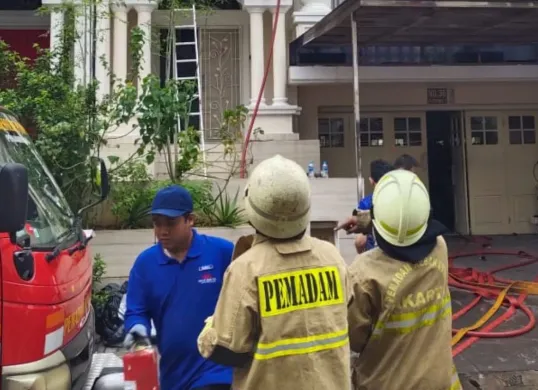 Kebakaran rumah kontrakan di kawasan Cilincing, Jakarta Utara, Rabu, 16 Juli 2025. (Sumber: Dok. Damkar Jakarta Barat)