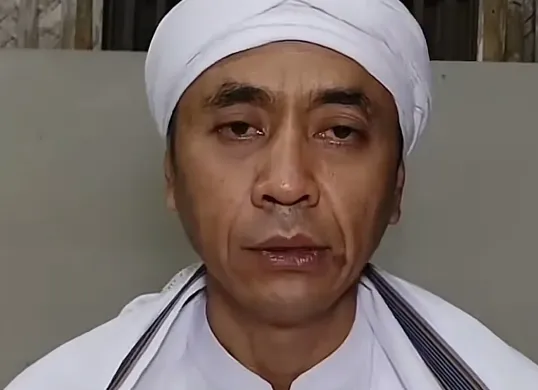 Tangkap layar video viral sosok berjubah putih yang disebut mirip Lord Rangga, memicu kembali spekulasi di kalangan warganet. (Sumber: Tiktok)