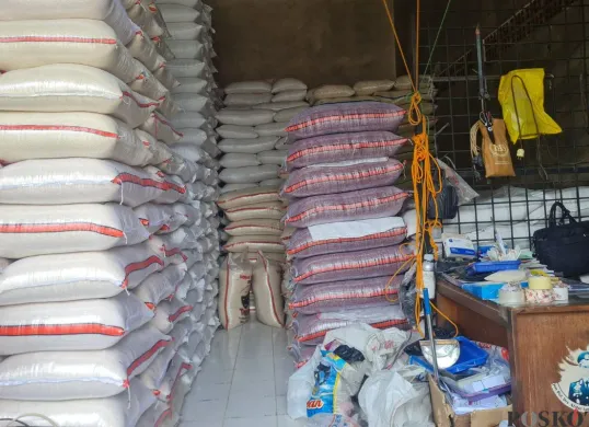 Toko beras di Pasar Induk Beras Cipinang, Jakarta Timur. (Sumber: Poskota/Pandi Ramedhan)