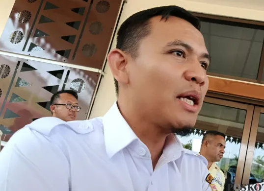 Kepala UPST DLH Jakarta, Agung Pujo Winarko memastikan, warga sekitar Bantar Gebang akan diprioritaskan dalam rekrutmen pegawai, Rabu, 16 Juli 2025. (Sumber: Poskota/Nurpini Aulia Rapika)