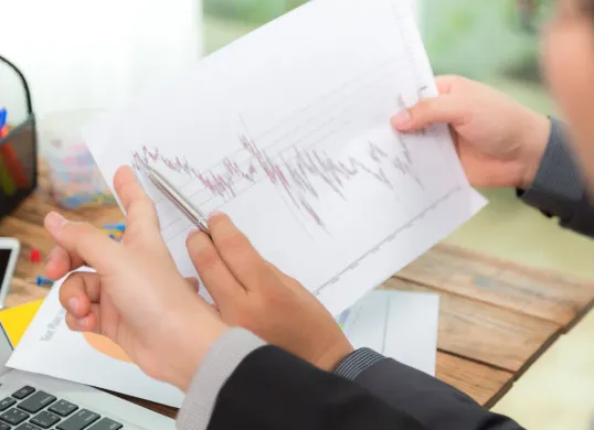 Prinsip dasar investasi menurut Timothy Ronald (Sumber: Freepik/jannoon028)