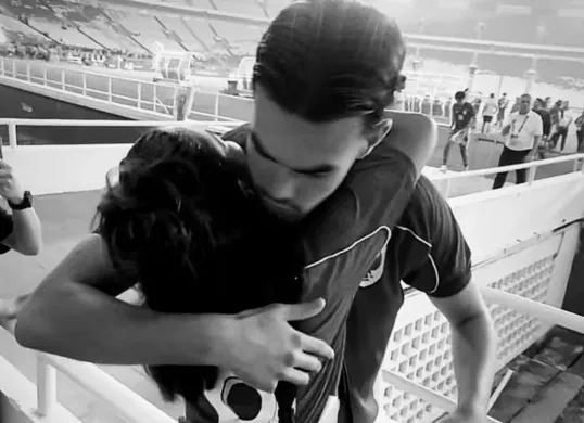 Potret Jens Raven yang memeluk sang kekasih usai pertandingan Timnas Indonesia vs Brunei Darussalam. (Sumber: Instagram/@estellaloupatty)