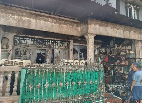 Satu unit rumah lantai dua di Jalan Gurame, Harapan Baru, Kecamatan Medan Satria, Kota Bekasi, dilahap si jago merah pada pukul 08.30 WIB, Rabu, 16 Juli 2025. (Sumber: Poskota/Nurpini Aulia Rapika)