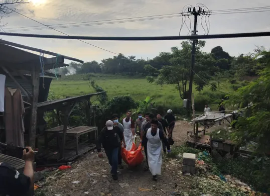 Petugas forensik mengevakuasi jasad Ulumudin ke RS Bhayangkara dari Sungai Ciujung, Kabupaten Serang. (Sumber: Polres Serang)