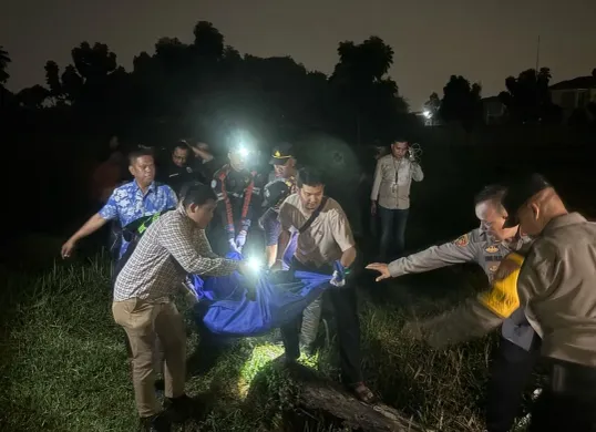 Polisi mengevakuasi mayat pria dengan luka mengenaskan pada bagian leher di lahan kosong Jalan Boulevard Bintaro Jaya, Kelurahan Pondok Jaya, Kecamatan Pondok Aren, Kota Tangerang Selatan, Selasa, 15 Juli 2025. (Sumber: Istimewa)