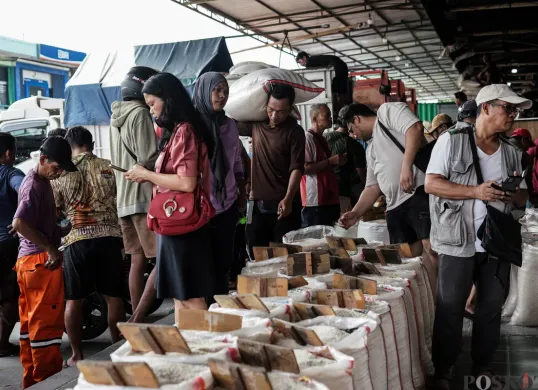Pekerja mengangkat karung beras di Pasar Beras Cipinang, Jakarta Timur, Selasa, 15 Juli 2025. (Sumber: Poskota/Bilal Nugraha Ginanjar)