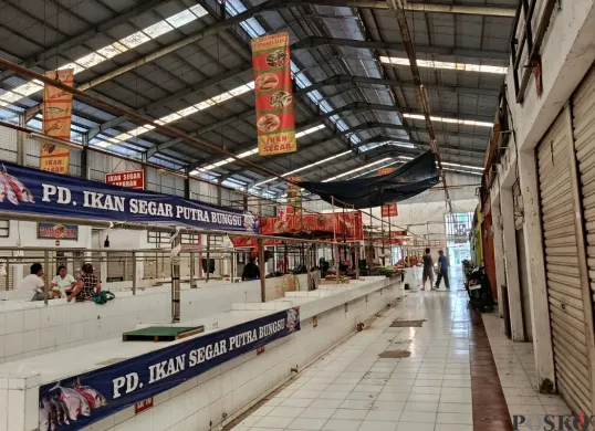 Kondisi Pasar Bersih Telaga Mas Bekasi kembali sepi sebulan lebih seusai dibuka kembali oleh Wali Kota Bekasi, Tri Adhianto, Rabu, 16 Juli 2025. (Sumber: Poskota/Nurpini Aulia Rapika)
