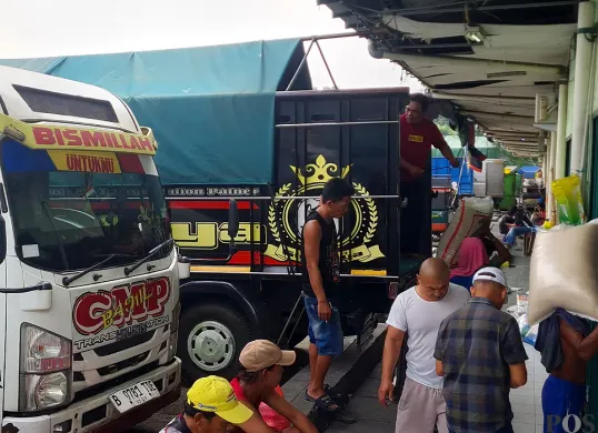 Sejumlah pekerja mengangkut beras di Pasar Induk Beras Cipinang, Jakarta Timur, Rabu, 16 Juli 2025. (Sumber: POSKOTA | Foto: Pandi Ramedhan)