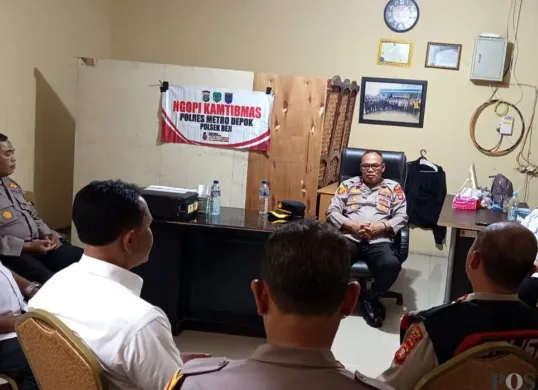 Kapolsek Beji, Kompol Josman Harianja menggelar Ngopi Kamtibmas bersama perwakilan UPT dan pedagang Pasar Kemiri Muka Beji, Kota Depok, Rabu sore, 16 Juli 2025. (Sumber: POSKOTA | Foto: Angga Pahlevi)