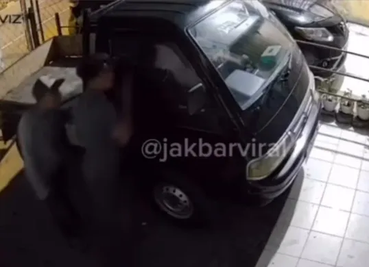 Tangkap layar aksi pencurian mobil pikap terekam CCTV di kawasan Grogol Petamburan, Jakarta Barat.