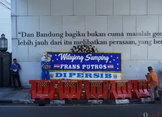 Karangan bunga untuk menyambut pemain baru Persib, Frans Putros di kawasan Asia-Afrika, Kota Bandung, Rabu, 16 Juli 2025. (Sumber: Poskota/Gatot Poedji Utomo)