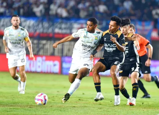 Potret pemain asing Persib Bandung, Uilliam Barros saat berlaga di Piala Presiden 2025 melawan Dewa United. (Sumber: Persib)