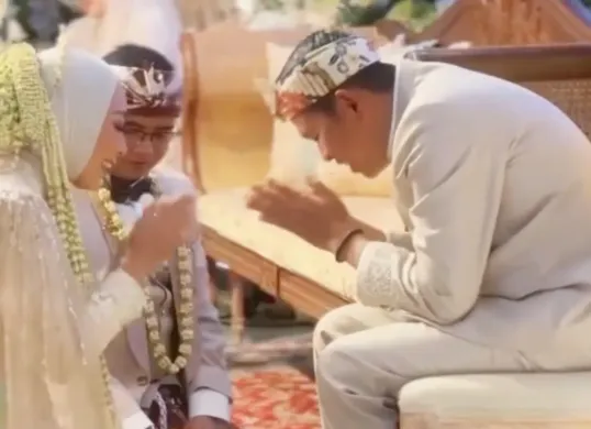 Potret prosesi sungkeman pernikahan Maula Akbar dan Putri Karlina ke hadapan Dedi Mulyadi. (Sumber: Instagram/@putri.karlina14)