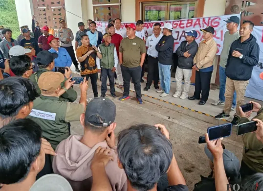 Puluhan warga dari berbagai kelurahan di Kecamatan Bantar Gebang, Kota Bekasi, menggelar aksi unjuk rasa di depan fasilitas RDF milik Pemprov Jakarta, Rabu 16 Juli 2025. (Sumber: Poskota/Nurpini Aulia Rapika)