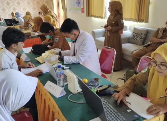 Puluhan calon murid SR dari Kabupaten Pandeglang, mengikuti pemeriksaan kesehatan di Puskesmas Panimbang, Rabu, 16 Juli 2025. (Sumber: Dok. Kepala PKM Panimbang)