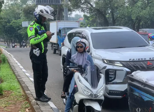 Satlantas Polres Bogor menggelar Operasi Patuh Lodaya di kawasan Simpang Cibinong, Kabupaten Bogor, Rabu, 16 Juli 2025. (Sumber: Poskota/Sekar Putri Andini)