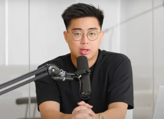 Potret Timothy Ronald yang memaparkan cara kaya raya di tahun 2025. (Sumber: YouTube/Timothy Ronald)