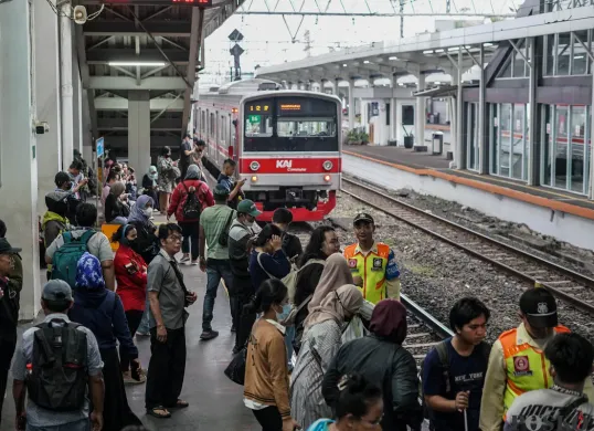 Perjalanan KRL berlangsung normal pada Minggu pagi. (Sumber: Poskota/Bilal Nugraha Ginanjar)