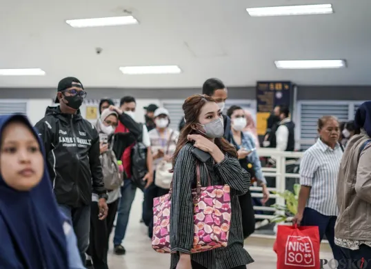 Ilustrasi - Sejumlah pekerja yang tidak WFH hendak berangkat kerja menggunakan KRL Commuter Line.. (Sumber: Poskota/Bilal Nugraha Ginanjar)