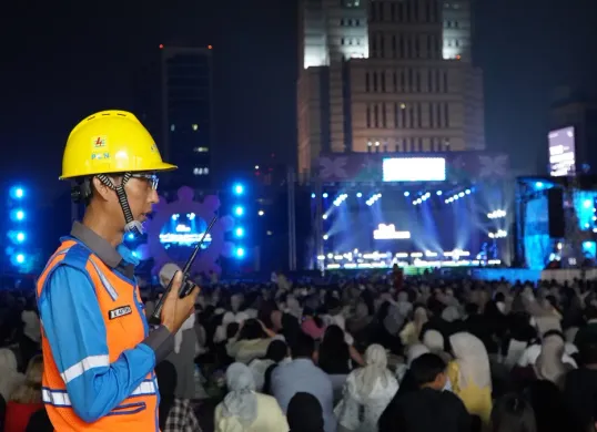 Petugas PLN senantiasa memantau kondisi kelistrikan secara real time selama acara Bigu Festival 2025 berlangsung untuk memastikan sistem kelistrikan berjalan andal dan tanpa gangguan. (Sumber: Dok. PLN UID Jakarta Raya)