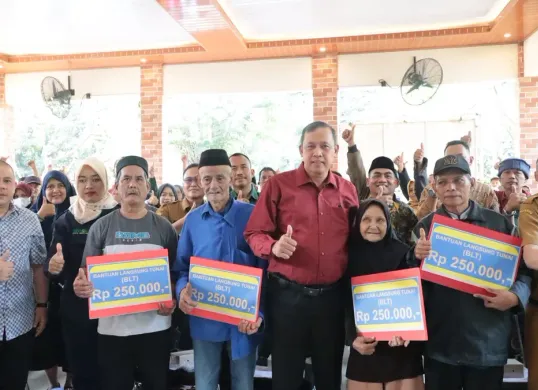 Walikota Bekasi Tri Adhianto membagikan BLT hasil dari Cukai Tembakau ke warga di Kantor Kecamatan Jatiasih, Kota Bekasi. (Sumber: Dok. Pemkot Bekasi)