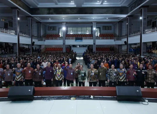 Kepala BNN RI Komjen Marthinus Hukom sosialisasi bahaya narkoba dihadapan sekira 1.000 mahasiswa di Bali. (Sumber: Dok. BNN RI)