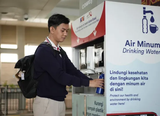 Salah satu penumpang LRT Jabodebek mengambil air minum gratis di water station salah satu stasiun LRT dari PT KAI (Sumber: Dok. LRT Jabodebek)