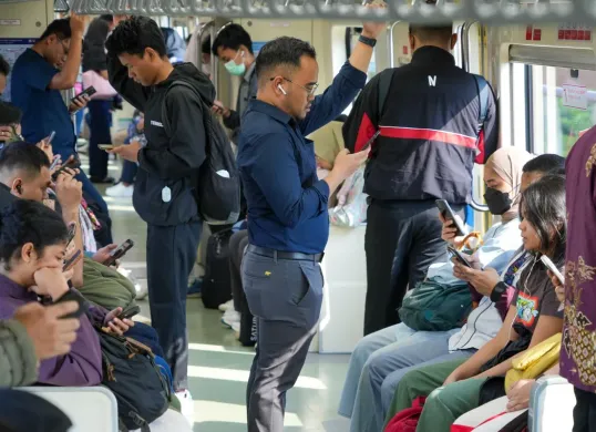 LRT Jabodebek mengajak memilih transportasi publik, bukan hanya mengurangi emisi dan kemacetan, tetapi juga ikut mewujudkan kota yang lebih sehat dan berkelanjutan. (Sumber: Dok. LRT Jabodebek)