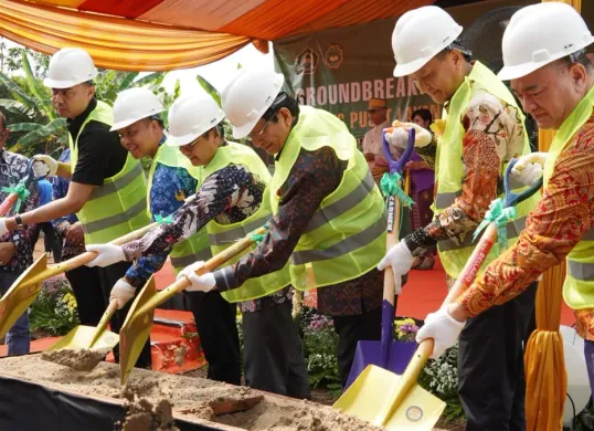 Menteri Agama RI Nasaruddin Umar melakukan groundbreaking pembangunan Gedung Pusat Layanan Informasi Pendidikan di Sekolah Tinggi Agama Buddha Negeri (STABN) Sriwijaya Tangerang, Banten. (Sumber: Dok. Ditjen Bimas Buddha)