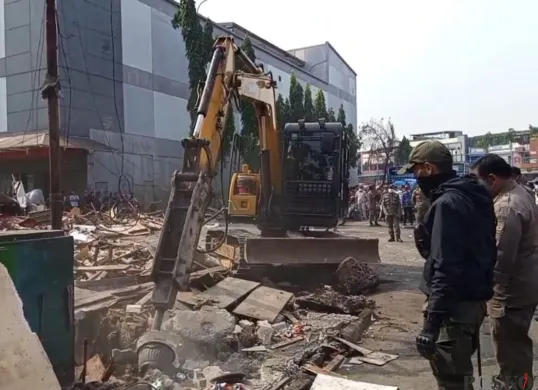 Penertiban bangunan tanpa izin dan pedagang kaki lima di kawasan Terminal Cibinong oleh Satpol PP Kabupaten Bogor, Kamis, 17 Juli 2025. (Sumber: Poskota/Sekar Putri Andini)