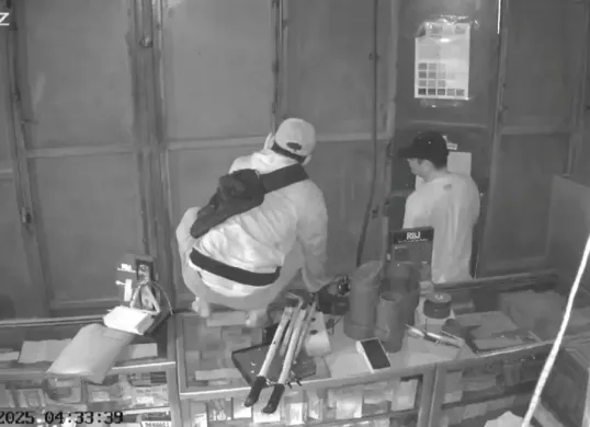 Tangkapan layar CCTV merekam aksi komplotan pencuri yang sedang membobol sebuah toko Ceria Bangunan di Jalan Raya Rawa Kalong, Desa Karangsatria, Tambun Utara, Kabupaten Bekasi. (Sumber: Istimewa)