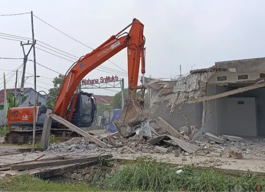 Penertiban 74 bangunan liar di sempadan Kali Tambun Tua, Desa Srimukti, Kecamatan Tambun Utara, Kabupaten Bekasi. (Sumber: Poskota/Nurpini Aulia Rapika)