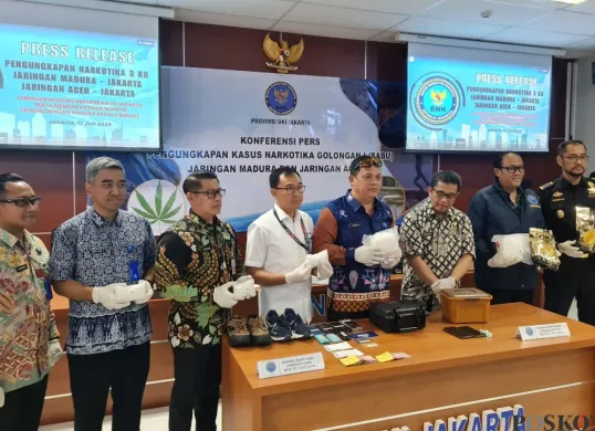 BNN Provinsi Jakarta mengungkap kasus peredaran narkotika jenis sabu yang rencananya bakal diedarkan ke Jakarta dan Balikpapan, Kamis, 17 Juli 2025. (Sumber: Poskota/Pandi Ramedhan)