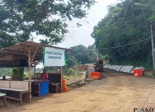 Kawasan Jalan Batutulis sebagai akses warga Kelurahan Lawanggintung, Kecamatan Bogor Selatan, Kota Bogor, sedang diperbaiki, Kamis, 17 Juli 2025. (Sumber: Poskota/Sekar Putri Andini)