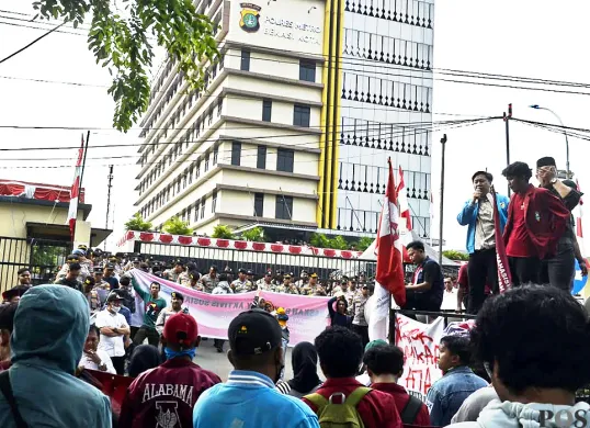 Ratusan orang menggeruduk Mapolres Metro Bekasi Kota di Jalan Pangeran Jayakarta, Medan Satria, menuntut pembebasan Ketua LSM Somasi, Budy Arianto, pada Kamis, 17 Juli 2025. (Sumber: POSKOTA | Foto: Nurpini Aulia Rapika)