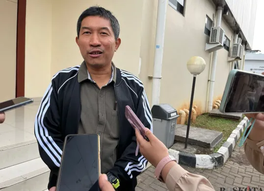Anggota DPRD Jakarta, Dwi Rio Sambodo saat di wawancarai awak media di GOR Matraman, Jakarta Timur, Kamis, 17 Juli 2025 (Sumber: Poskota/Muhammad Tegar Jihad)