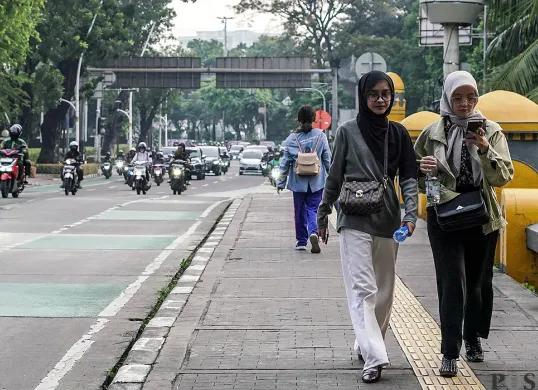 Ilustrasi, warga berjalan di lokasi penjambretan, Jalan Perwira, Jakarta Pusat, Kamis, 17 Juli 2025. (Sumber: POSKOTA | Foto: Bilal Nugraha Ginanjar)