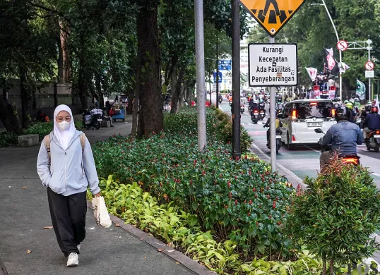 Ilustrasi, warga berjalan di lokasi penjambretan Jalan Perwira, Jakarta Pusat, Kamis, 17 Juli 2025. (Sumber: POSKOTA | Foto: Bilal Nugraha Ginanjar)