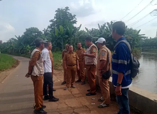Perwakilan dari Pemkab Tangerang, Pemkot Tangerang, Pemprov Banten dan BBWS Ciliwung-Cisadane melakukan survei dalam rangka program normalisasi DAS Kali Angke pada Kamis, 17 Juli 2025. (Sumber: Humas Pemkot Tangerang)