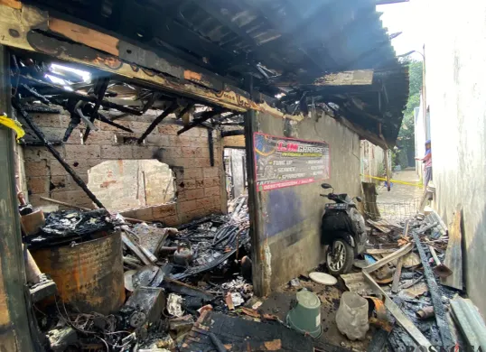 Kondisi rumah sekaligus bengkel motor yang ludes terbakar di Ciputat. (Sumber: Poskota/Primayanti Juli Kumala Manalu)