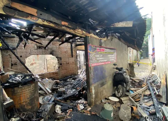 Kondisi terkini rumah sekaligus bengkel motor di Jalan Sukma 2, Serua, Ciputat, Kota Tangerang Selatan (Tangsel) yang ludes terbakar, Kamis, 17 Juli 2025. (Sumber: Poskota/Primayanti Juli Kumala Manalu)