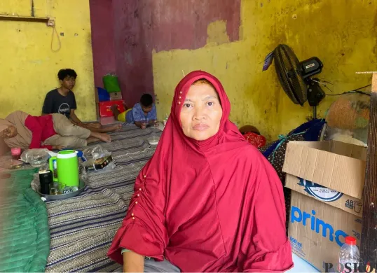 Sawina 55 tahun, pemilik rumah dan bengkel di Serua, Kecamatan Ciputat, Kota Tangsel yang ludes terbakar, Kamis, 17 Juli 2025. (Sumber: Poskota/Primayanti Juli Kumala Manalu)