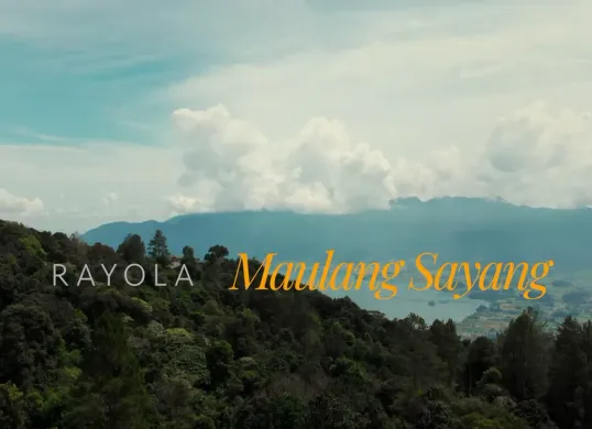 Lirik lagu Maulang Sayang yang dinyanyikan penyanyi asal Sumatera Barat, Rayola. (Sumber: YouTube/Rayola Official)