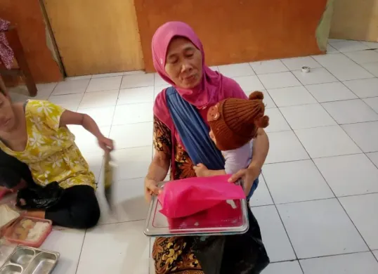 Seorang ibu menyusui di Kecamatan Menes, Kabupaten Pandeglang, menerima program MBG. (Sumber: Dok. Humas Dapur MBG Menes)
