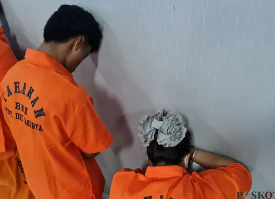 Ibu dan anak asal Madura pengedar narkoba berupa sabu 2 kg di BNN Jakarta, Kamis, 17 Juli 2025. (Sumber: Poskota/Pandi Ramedhan)