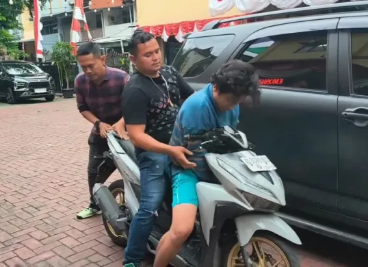Unit Reskrim Polsek Tambora Jakarta Barat menangkap seorang pria pemalak sopir mobil travel yang sempat viral di media sosial (Medsos). (Sumber: Polsek Tambora)
