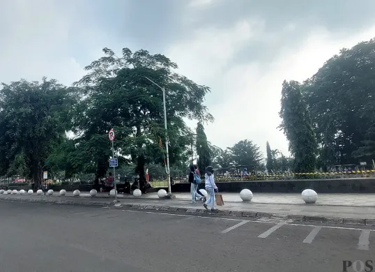 Kawasan Alun-alun Kota Bogor tampak lebih tertib tanpa kendaraan parkir di tepi jalan setelah penataan ulang oleh Dishub, Kamis, 17 Juli 2025. (Sumber: POSKOTA | Foto: Sekar Putri Andini)