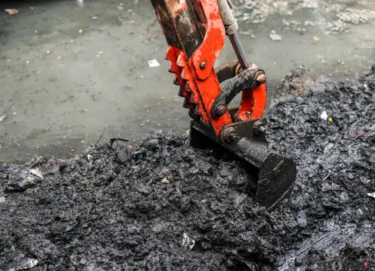 Petugas dari Suku Dinas Sumber Daya Air (SDA) Jakarta Pusat melakukan pengerukan anak Kali Krukut di kawasan Tanah Abang, Jakarta, Kamis, 17 Juli 2025. (Sumber: Poskota/Bilal Nugraha Ginanjar)